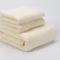 Détail en gros plan de serviettes de bain en coton pliées avec motif chevron. - Blanc Cassé