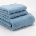 Détail ensemble de serviettes en coton bleu, texture tissée douce, présentation soignée. - Outremer