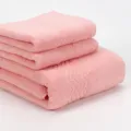 Ensemble de serviettes de bain en coton rose empilé, textile maison vue principale. - Rose Cerise