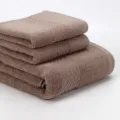 Variante d'ensemble de serviettes en coton, douce combinaison de bain 3 pieces en coloris kaki. - Chameau