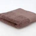 Einfarbiges Baumwolltuch als Variante, weiches und saugfähiges Textilprodukt für den Badalltag. - 34x75cm / Walnuss