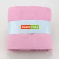 Asciugamano da bagno in cotone rosa con bordo floreale goffrato e confezione in carta. - 140x70cm / Fucsia