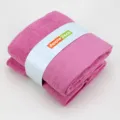 Ensemble de serviettes de bain en jacquard de coton rose, plié proprement avec bande de marque. - Rose sappan : 1 serviette de bain et 2 serviettes de toilette