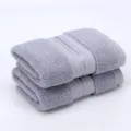 Lot de serviettes de visage grises en pur coton avec rayures argentées, doux et absorbant. - Gris