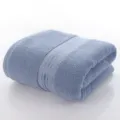 Effen katoenen badhanddoek, zacht absorberend hotelstijl gevouwen blauw textielproduct. - Blauwgrijs