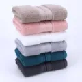 Serviettes de visage en coton de qualité empilées en couleurs vives, douces et absorbantes. - Multicolore