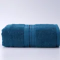 Gevouwen katoenen badhanddoek in donkere taling met donkere strepen, zacht en absorberend textiel. - Indigo