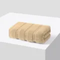Serviette visage pur coton beige, pliée design minimaliste, textile maison doux. - Chêne Blanc