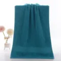 Variante de serviette en coton unie vert foncé, texture douce et design absorbant. - 74x33 cm / Azur