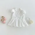 Détails de la robe d'été blanche pour bébé fille à manches courtes avec col délicat et broderie. - 80CM / Blanc
