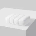 Serviette de visage blanche en pur coton, pliée proprement avec un design à rayures minimaliste. - Blanc pur