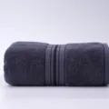 Donkergrijze katoenen badhanddoek met zwarte strepen, zachte hotel textiel variant product - Raafblauw