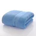 Lichtblauwe katoenen badhanddoek effen kleur hotelstijl zachte absorberende textiel variant SKU. - Lichtblauw