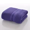 Hoogwaardige effen katoenen badhanddoek met strepenontwerp, zacht en sterk absorb. - Donkerpaars