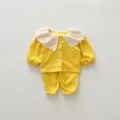 Vista dettagliata del set neonato in tessuto waffle giallo con colletto in pizzo. - 73cm / Giallo