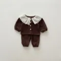 Vista dettagliata del top in maglia waffle per neonati, con colletto in pizzo bianco e bottoni. - 73cm / Marrone