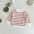 Detailansicht des rot-weiß gestreiften Babypullovers aus Baumwolle mit Rundhalsausschnitt. - 73cm / Hellkaffee-Streifen