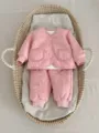 Completo due pezzi giacca e pantaloni in cotone trapuntato rosa neonato, dettaglio abbigliamento. - 66cm / Top E Pantaloni / Rosa