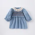 Abito blu a maniche lunghe per bambina con colletto in pizzo e corpetto smockato. - 80cm / Blu