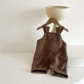 Süße braune Baby Latzhose mit niedlicher Bären Tasche, perfekt für die Herbstkleidung. - 66cm / Unterteile / Braun