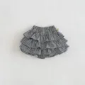 Vue détaillée de la jupe à volants pour bébé à carreaux noirs et blancs avec élastique. - 73 / Carreaux
