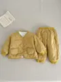 Vista dettagliata del set giacca imbottita e pantaloni trapuntati da neonato comodi. - 66cm / Top E Pantaloni / Giallo