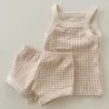 Vue détaillée de l'ensemble haut à bretelles et short en coton à carreaux pour bébé garçon. - 66cm / Haut Et Bas / Carreaux Abricot