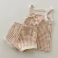 Détail du haut et short à carreaux en coton pour bébé, gros plan de vêtement d'été doux. - 66cm / Haut Et Bas / Café à Carreaux