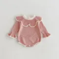 Nahaufnahme des rosa Baby Strickstramplers mit weißem kontrastierenden Rüschenkragen. - Rosa / 66cm