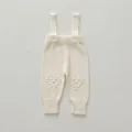 Dettaglio pantaloni con bretelle neonato in maglia, morbido abbigliamento bianco latte. - 66cm / Pantaloni e gonne / Bianco avorio