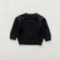 Primo piano del maglione lavorato a maglia per neonato nero con motivo a cuore e bottoni. - 66cm / Top / Grigio Melange Scuro