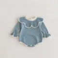 Ansicht des blauen Baby Strickrompers mit Rüschenkragen und niedlichen Details für Babys. - Graublau / 100cm