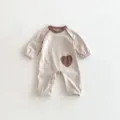 Süßer Baby Langarm Jumpsuit für den Herbst mit Herz-Aufnäher und Rippstrickbündchen. - 66cm / Aprikose