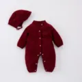 Corduroy babyoverall met bijpassende hoed set, schattige retro stijl kruippakje voor het voorjaar. - 66cm / Bordeauxrood
