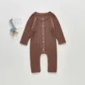 Gemütlicher Baby Langarm Strick Jumpsuit für Herbst und Winter mit süßen Holzknöpfen Rippenmuster. - 66cm / Camel