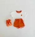 Zomerse baby korte mouw t-shirt en shorts set in helder oranje en wit met schoenen inbegrepen. - 66cm / Sinaasappel