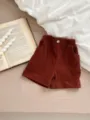 Vue détaillée de short en velours côtelé marron pour enfants, bouton avant, poches et revers. - 66cm / Marron