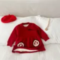 Vista dettagliata del grazioso vestito in maglia foderato rosso con ricamo di coniglietto. - 73cm / Due conigli rossi foderati in pile