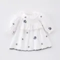 Grazioso vestito bianco a maniche lunghe per bambina con colletto in pizzo e ricami floreali. - 73cm / Vestiti