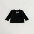 Vue détaillée d'un t-shirt noir à manches longues pour petite fille avec joli nœud élégant. - 66cm / Noir