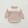Détail barboteuse bébé tricot, col volanté ajouré adorable, coton doux, manches longues. - 100cm / Khaki Abricot