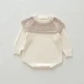 Détail de barboteuse en tricot bébé avec charmant col festonné ajouré et manches. - 73cm / Blanc Cassé