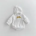 Vue détaillée du body bébé fille blanc en coton avec bordure en dentelle et nœud doré. - 66cm / Blanc