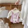 Baby Mädchen Strickset, weißer Pullover und rosa Hasen-Strampler mit Schleife, Detail. - 66cm / Lila