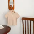 Λεπτομέρεια βρεφικό ριμπ κοντομάνικο t-shirt, απαλό βαμβακερό henley top, ουδέτερη παιδική ένδυση. - Βερικοκί / 66cm