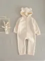 Vista plana detallada del pelele de punto beige para bebé con adorables orejas de oso y botones. - 66cm / Albaricoque con pompones