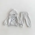 Vista detallada del conjunto de sudadera con capucha y pantalón gris para bebé, estampado osito. - 73cm / Top Y Pantalón / Gris