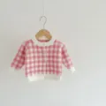 Détail gilet tricot bébé carreaux rose blanc, jolie fermeture boutons texture bord. - Gilet Rose