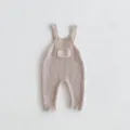 Baby Strick-Romper Detail, weiche Strickstruktur, süße Vordertasche und Trägerknöpfe. - 66 / Aprikose