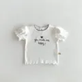 Detalle camiseta blanca acanalada, mangas abullonadas, cuello con volantes, estampado. - 66cm / Blanco Roto